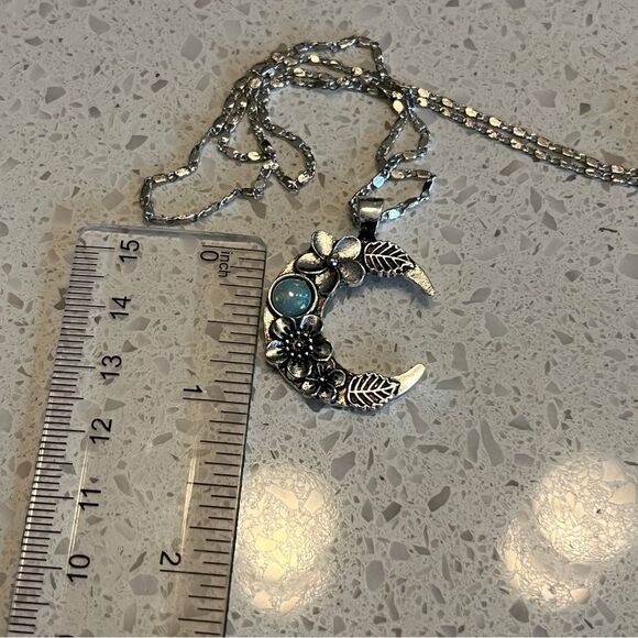 Vintage Style Carved Moon Floral Pendant Necklace - Picture 6 of 9